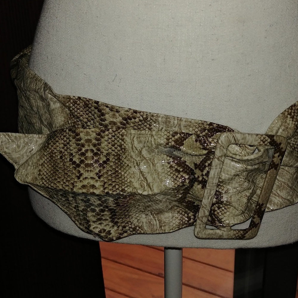 Snake Vintage wide sinch belt size M/L